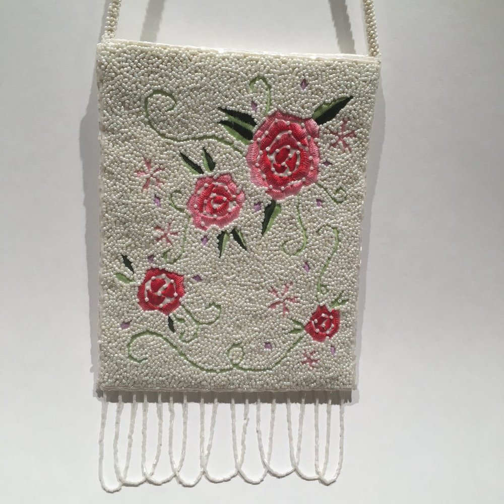 WHITE BEADED PURSE WITH RED ROSES - Picture 2 of 15